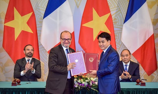 , Thủ tướng Nguyễn Xuân Phúc cùng Thủ tướng Pháp Édouard Philippe chứng kiến lễ ký kết văn kiện hợp tác. Ảnh: Sơn Tùng. 