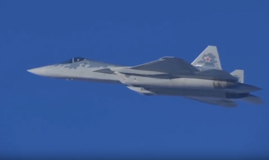 Su-57 bay ở Syria. Ảnh cắt từ YouTube