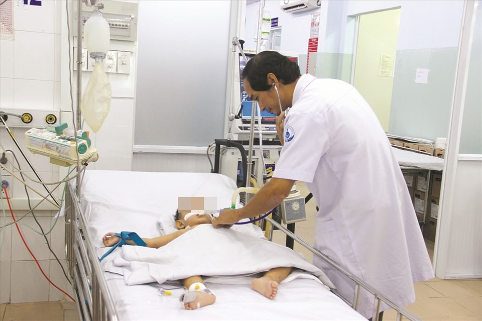 Bác sĩ tham khám cho một bệnh nhi bệnh tay chân miệng. Bác sĩ tham khám cho một bệnh nhi bệnh tay chân miệng.