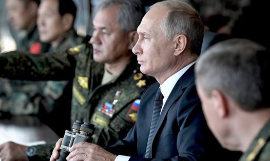 Tổng thống Vladimir Putin chứng kiến cuộc tập trận Vostock 2018. Ảnh: Sputnik