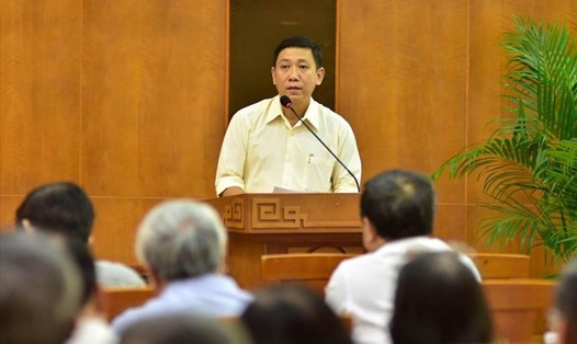 Chủ tịch UBND quận 10 Trần Xuân Điền thông báo lý do vắng mặt của ông Tất Thành Cang.