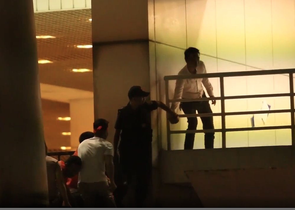 Hình ảnh nhân viên an ninh tuồn người vào sân. 