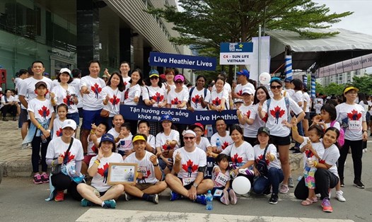 Các tư vấn tài chính, nhân viên của Sun Life Việt Nam cùng người thân tham gia chạy bộ từ thiện Terry Fox Run 2018.