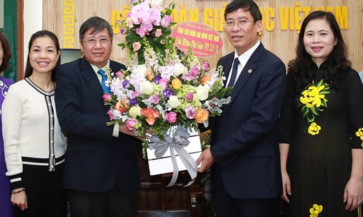 Phó Chủ tịch Thường trực Tổng LĐLĐVN Trần Thanh Hải thăm, tặng hoa, chúc mừng cán bộ, nhân viên Cơ quan CĐ Giáo dục VN. Ảnh: Hải Nguyễn