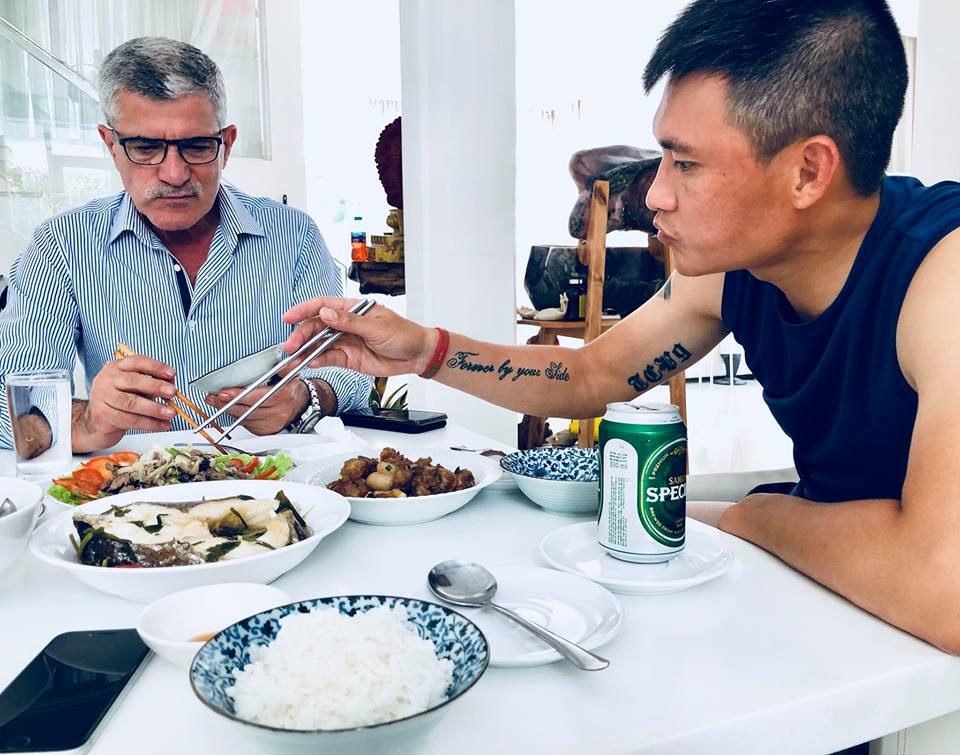 Công Vinh mời thầy "Tô" đến nhà ăn cơm. Ảnh: FBNV