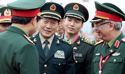 Bộ trưởng Bộ Quốc phòng Việt Nam và Bộ trưởng Bộ Quốc phòng Trung Quốc bắt tay hữu nghị trên đường biên giới giữa 2 quốc gia. 