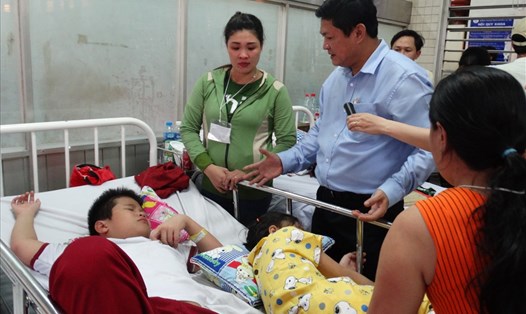 Ông Huỳnh Cách Mạng - Phó Chủ tịch UBND TPHCM đến thăm hỏi các em học sinh đang điều trị tại bệnh viện Chợ Rẫy
