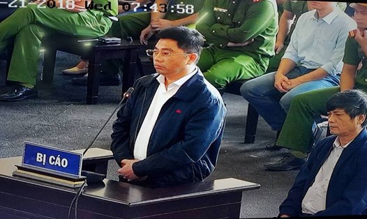 Bị cáo Nguyễn Văn Dương và bị cáo Nguyễn Thanh Hóa tại tòa ngày 21.11. Ảnh Cao Nguyên