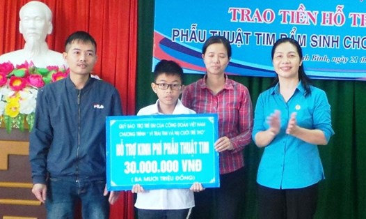 Đồng chí Lê Thị Mai Thủy, Phó Chủ tịch LĐLĐ tỉnh Ninh Bình trao tiền hỗ trợ cho gia đình chị Lê Thị Bích Liên. Ảnh: NT