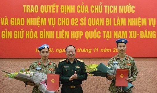 Thượng tướng Phạm Ngọc Minh trao quyết định cho Thiếu tá Trần Đức Hưởng và Đại úy Nguyễn Phúc Đông đi làm nhiệm vụ tại UNMISS. Ảnh Qdnd.vn