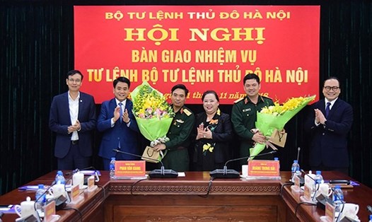 Lãnh đạo thành phố Hà Nội chúc mừng hai đồng chí Nguyễn Doãn Anh và Nguyễn Hồng Thái. Ảnh: TH