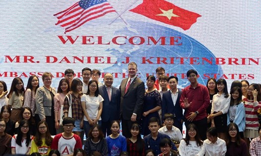 Đại sứ Mỹ Daniel J. Kritenbrink cùng các sinh viên Đại học Hà Nội. Ảnh: Vân Anh