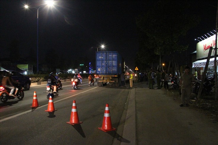Nam thanh niên tử vong dưới bánh xe container trong làn đường xe máy Nam thanh niên tử vong dưới bánh xe container trong làn đường xe máy