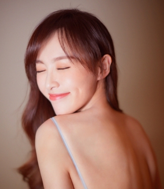 Đường Yên khoe vai trần gợi cảm.