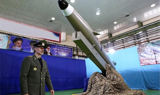 Bộ trưởng Quốc phòng Iran Hatami đứng cạnh tên lửa đạn đạo tầm ngắn thế hệ mới ở Tehran. Ảnh: AFP