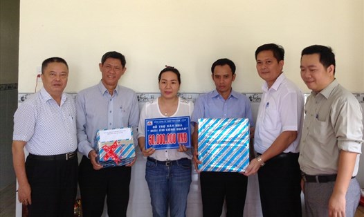 Đồng chí Vương Duy Khánh (thứ hai từ phải sang), Chủ tịch CĐ Vnsteel - CTCP, trao quà, hỗ trợ cho gia đình anh Khanh. Ảnh: T.H