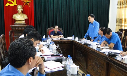 Đồng chí Bùi Xuân Vinh - Chủ tịch LĐLĐ tỉnh Thái Bình - phát biểu tại hội nghị.