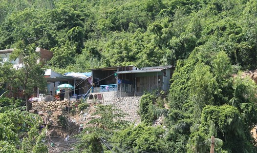 Nhiều nhà cửa "neo" trên sườn núi ở khu dân cư xóm Núi, thôn Thành Phát, xã Phước Đồng, TP Nha Trang. Ảnh: PV