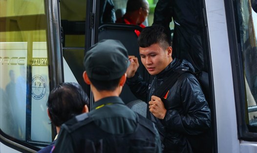 Các cầu thủ ĐT Việt Nam bất ngờ đến sân Hàng Đẫy sáng 22.11. Ảnh: Sơn Tùng 