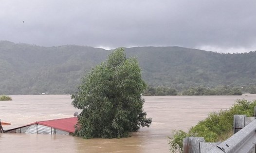 Lũ lụt kinh hoàng, nhiều ngôi nhà chìm trong biển nước ở thị trấn La Hai, huyện Đồng Xuân, tỉnh Phú Yên trong năm 2016. Ảnh: PV