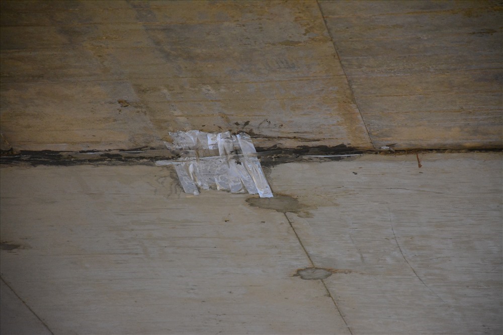 Một vị trí được dán băng keo trắng trên đỉnh hầm. Ảnh: V.B.