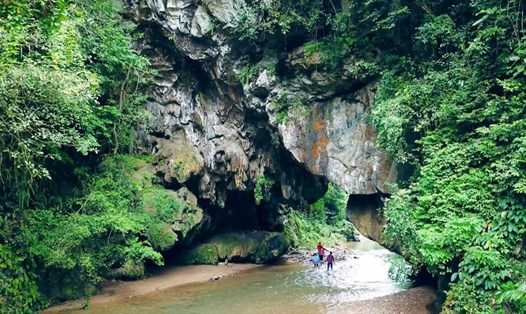 “Cổng trời Đông Giang” thuộc địa bàn 2 xã Mà Cooih và Kà Dăng (huyện Đông Giang).
