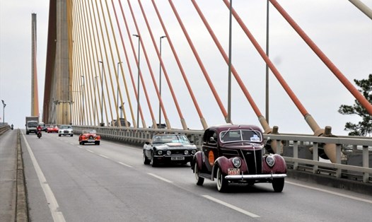 Những chiếc xe cổ của Hông Kông (Trung Quốc) đi qua cầu Bãi Cháy, TP. Hạ Long (Quảng Ninh- Việt Nam). Ảnh: BQN
