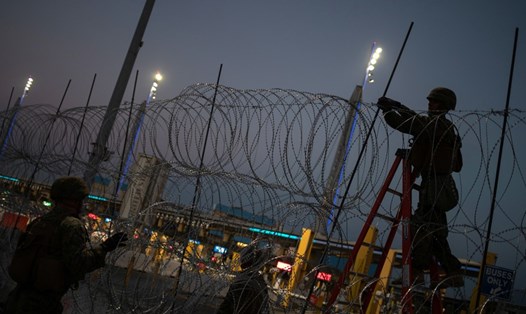 Mỹ dựng hàng rào thép gai ở biên giới với Mexico chặn người di cư. Ảnh: Reuters