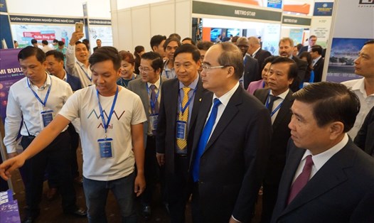 Ông Nguyễn Thiện Nhân, Bí thư Thành ủy TPHCM và ông Nguyễn Thành Phong, Chủ tịch UBND TPHCM thăm các gian hàng của các doanh nghiệp tại Diễn đàn kinh tế TPHCM 2018