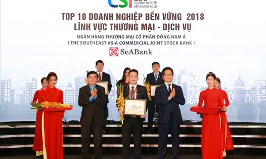 Ngân hàng TMCP Đông Nam Á (SeABank) vinh dự được trao tặng danh hiệu Top 10 Doanh nghiệp bền vững 2018 trong lĩnh vực Thương mại - Dịch vụ. Ảnh: SeABank 