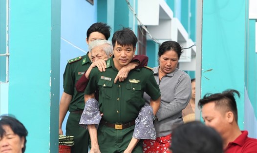 Lực lượng chức năng giúp người dân sơ tán tránh bão số 16 (25.12.2017) ở xã đảo Thạnh An, huyện Cần Giờ, TPHCM.  Ảnh: Trường Sơn