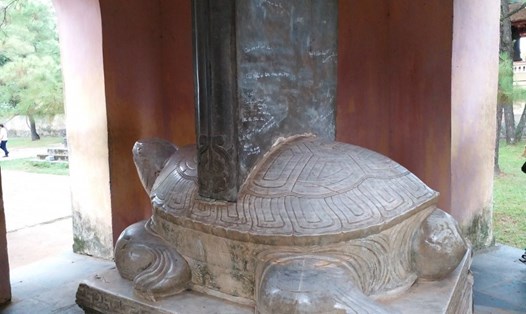 Bia đá khắc bài Ngự kiến Thiên Mụ tự của chúa Nguyễn Phúc Chu (1675-1725) bị viết, vẻ bậy không thương tiếc. Ảnh: ND.