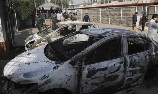 Hậu quả vụ tấn công ở lãnh sự quán Trung Quốc tại Karachi. Ảnh: AP