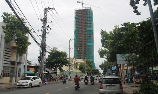 Đến chiều 23.11, một cần trục tháp tại một dự án trên đường Yersin, Nha Trang, Khánh Hòa vẫn lơ lửng trên đầu dân. Ảnh: PV
