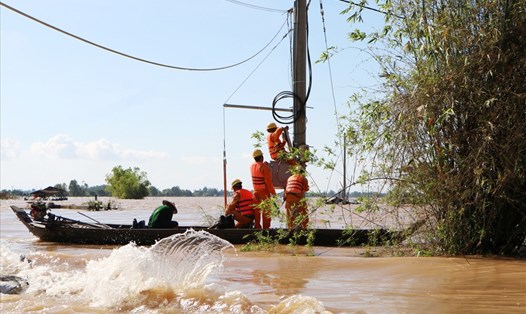 Công nhân điện sửa chữa đường dây điện mùa lũ ở đồng bằng sông Cửu Long