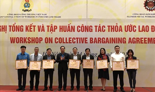 Chủ tịch Công đoàn Công thương VN Trần Quang Huy tặng bằng khen cho 8 tập thể có thành tích xuất sắc tiêu biểu trong công tác thực hiện TƯLĐTT giai đoạn 2013-2018.