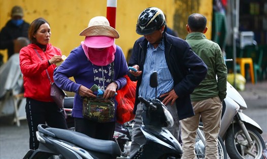 Phe vé hoạt động nhộn nhịp ở phố Trịnh Hoài Đức. Ảnh: Sơn Tùng 