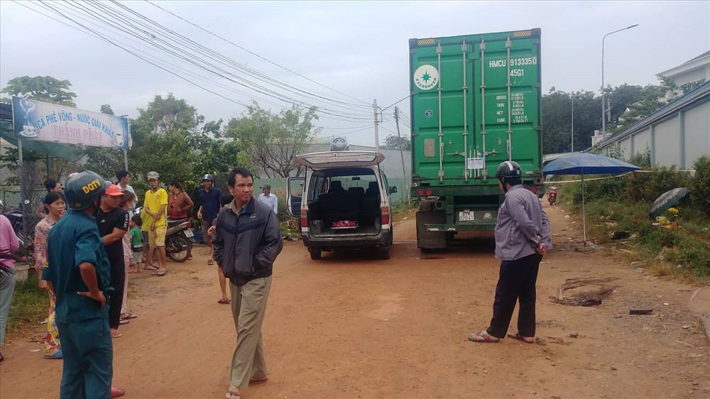 Hiện trường vụ việc cháu bé tử vong dưới bánh xe container.