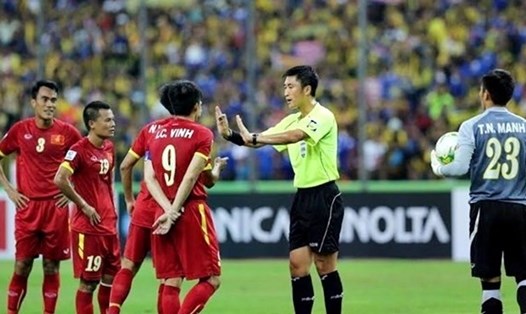 Trọng tài Ma Ning từ chối khiếu nại của các cầu thủ ĐT Việt Nam.