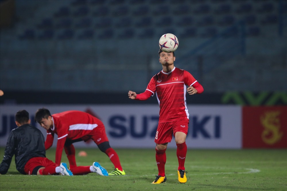 Quang Hải cùng đồng đội tập luyện trước trận gặp Campuchia. Ảnh S.T