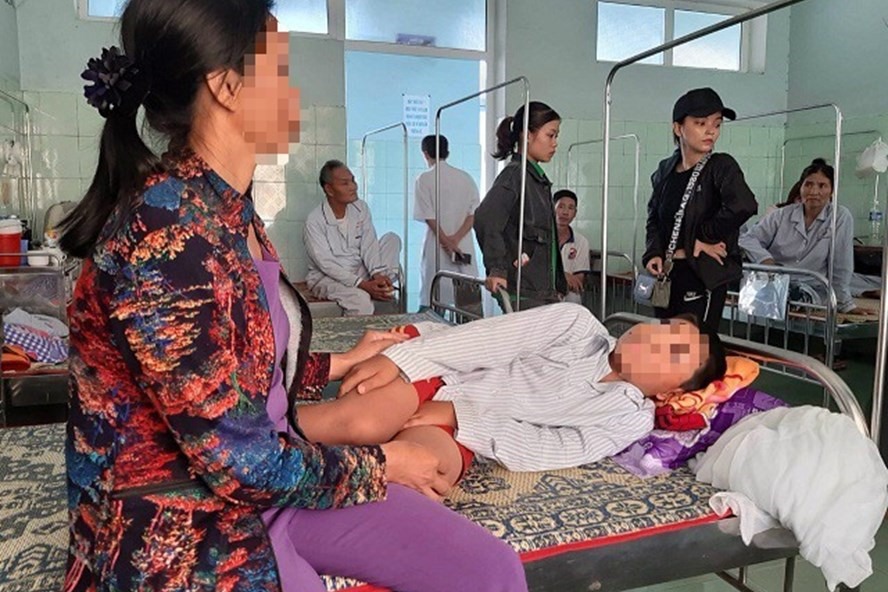 Học sinh H.L.N điều trị tại bệnh viện. Ảnh: LĐO