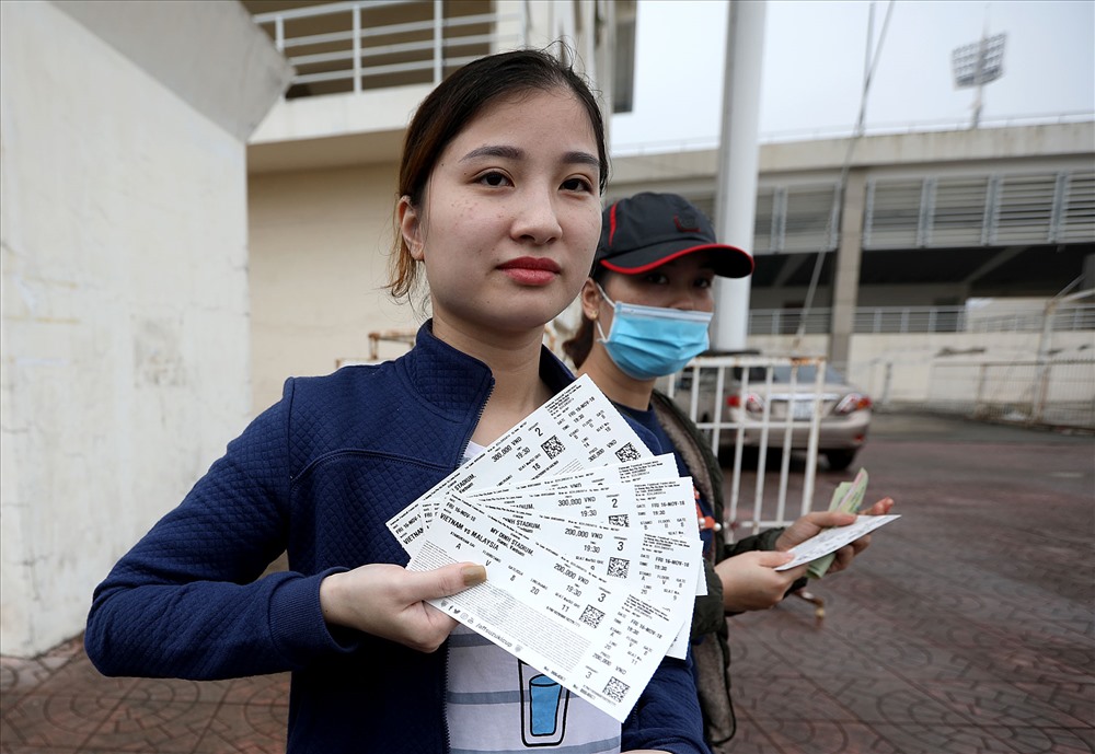 Người dân sẽ không phải xếp hàng để mua được những tấm vé AFF Cup. Ảnh: H.A 