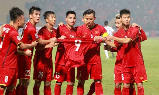 ĐT Việt Nam ăn mừng bàn thắng với việc tri ân chiếc áo số 9 của tiền đạo Văn Toàn. Ảnh: Đ.H