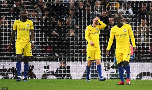 Các cầu thủ Chelsea không giấu được sự thất vọng khi phải nhận 3 bàn thua ở trận này. Ảnh: EPA