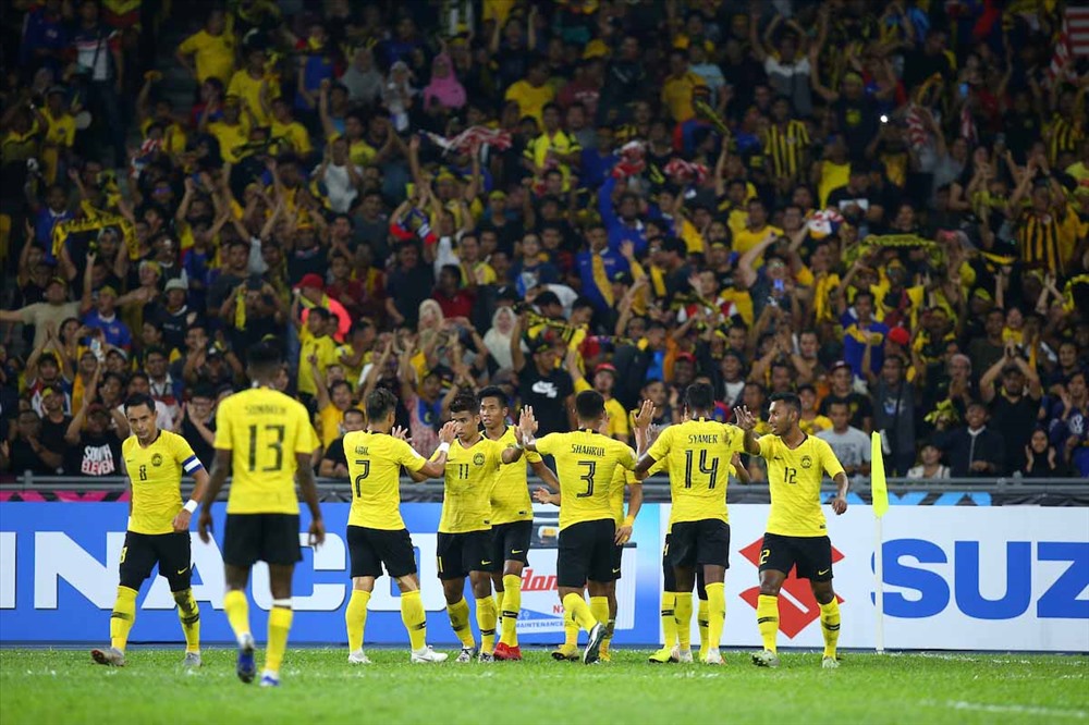 CĐV Malaysia tạo nên bầu không khí ấn tượng trong chiến thắng 3-0 của đội chủ nhà trước Myanmar. Ảnh: AFF