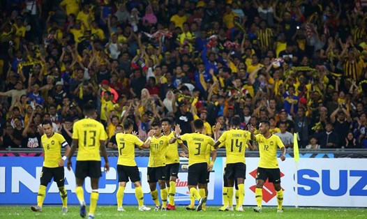 CĐV Malaysia tạo nên bầu không khí ấn tượng trong chiến thắng 3-0 của đội chủ nhà trước Myanmar. Ảnh: AFF