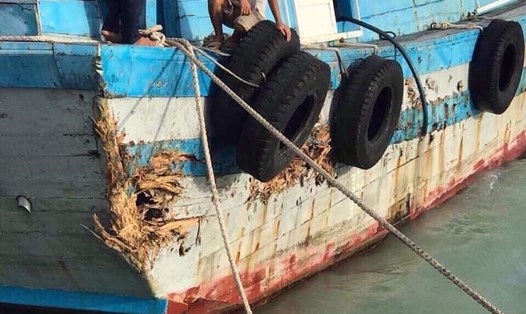 Tàu bị hư hỏng tại huyện đảo Phú Quý. Ảnh: CTV