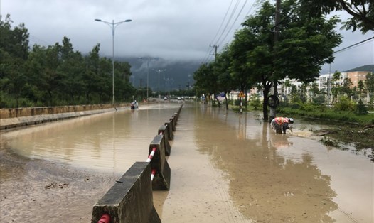 Đại lộ Nguyễn Tất Thành (xã Phước Đồng, TP Nha Trang), đoạn qua trước Trường Chính trị tỉnh Khánh Hòa bị ngập sâu. Ảnh: Nhiệt Băng