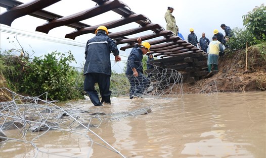 Nước lũ đổ về làm sạt lở khoảng 300 m đường sắt tại Km 1382 + 600 đoạn qua tỉnh Ninh Thuận.