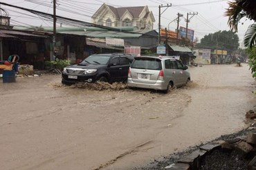 Đường Thủ Khoa Huân đoạn qua phường Bình Chuẩn, thị xã Thuận An lại bị ngập sâu trong nước.